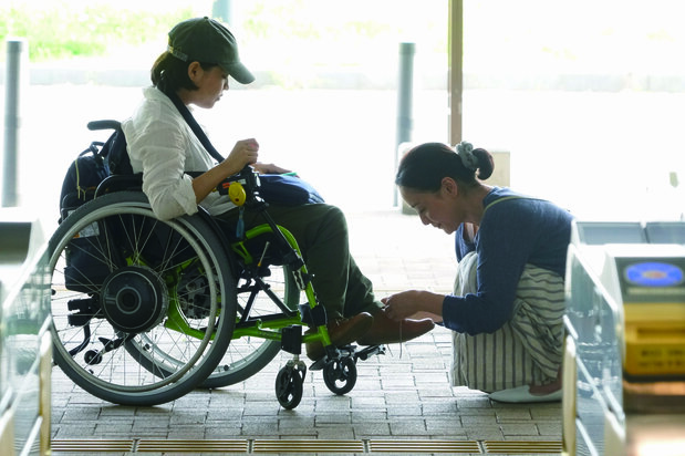 23歳になった娘ユマ（佳山明）の世話を焼くシングルマザーの恭子（神野三鈴）　©37 Seconds filmpartners