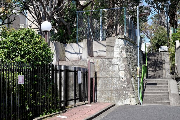 港区白金台に残る三田用水の遺構。筆者が子どもだった60年代、大谷(おおや)石で造られた水路には、水が枯れ、雑草が茂っていて、かっこうの遊び場になっていた