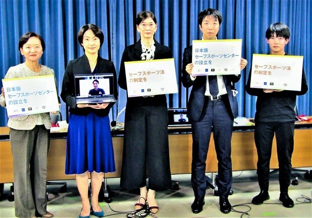 自らの経験を基に、スポーツ指導における暴力行為根絶を訴え続けてきた益子直美さん（中央）。2021年10月には、仲間とともにスポーツ庁に専門機関の設立を求める要望書を提出した　共同