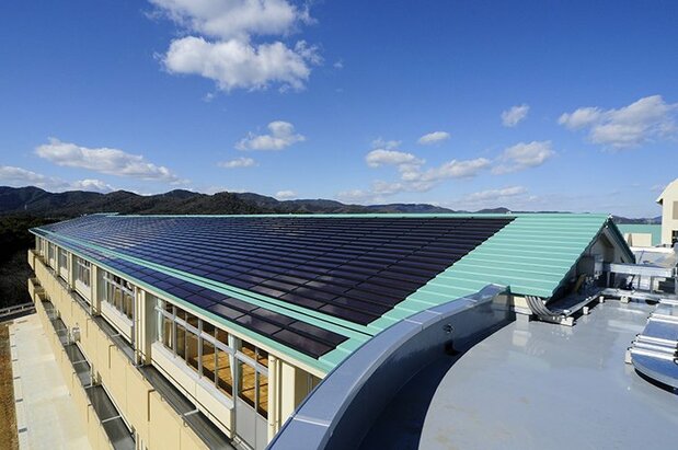 La pose de panneaux solaires sur le toit des écoles et des collèges s’inscrit dans la campagne menée par les autorités en vue de promouvoir les « éco-écoles » pourvues d’installations respectueuses de l’environnement. Outre qu’elle réduit les atteintes à l’environnement, cette initiative prévoit l’intégration de matériel éducatif destiné à l’enseignement de l’écologie (photo ministère de l’Éducation, de la Culture, des Sports, des Sciences et de la Technologie).