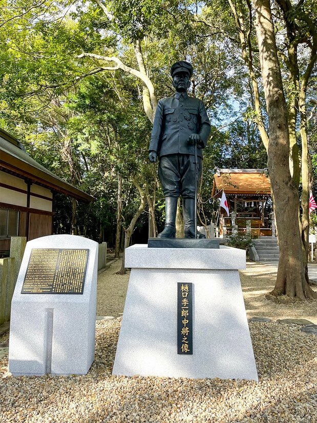 兵庫県淡路島の伊弉諾神社に建立された樋口中将の銅像(2022年10月11日、淡路市、岡部伸撮影)