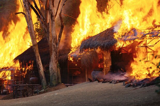 La operación de barrido del ejército estadounidense termina incendiando el pueblo. (©Allen Nelson/Kodansha)