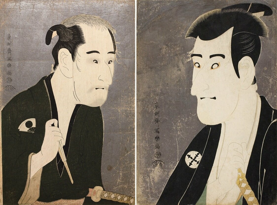 À gauche, « Onoe Matsusuke dans le rôle de Matsushita Mikinoshin » (Shodai Onoe Matsusuke no Matsushita Mikinoshin) (Avec l’aimable autorisation du Musée national de Tokyo/Colbase) et « Ichikawa Komazô dans le rôle de Shiga Daishichi » (Sandaime Ichikawa Komazô no Shiga Daishichi) (Avec l’aimable autorisation de l’Art Institute of Chicago). Dans la pièce, Daishichi est le méchant, il tue le pauvre Mikinoshin, vieillard malade et sans le sou.