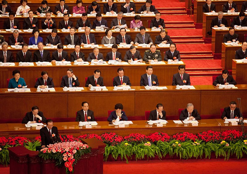 温家宝总理在全国人大作政府工作报告（2012年3月5日、图片：Adrian Bradshaw／EPA・时事）