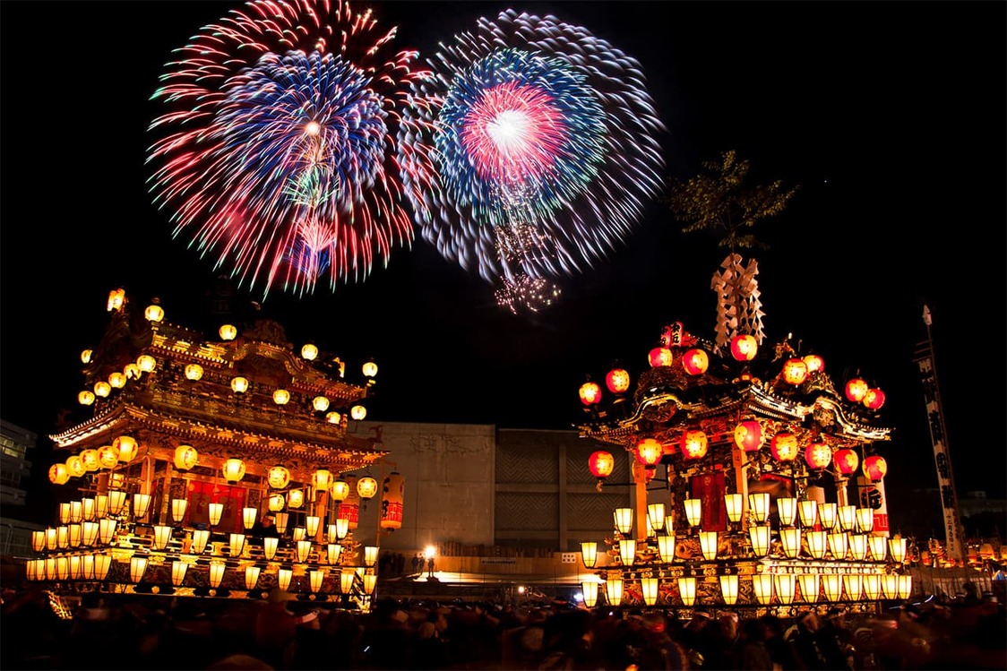 Dashi (chars) et feux d’artifice au festival nocturne de Chichibu
