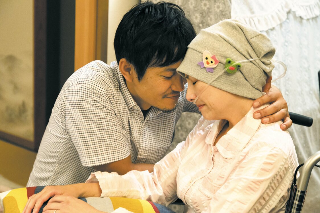 映画『みとりし』より。幼い3人の子を持つ母は、余命宣告を受け、自宅で家族に囲まれて最期を迎えることを選択する　©2019「みとりし」製作委員会