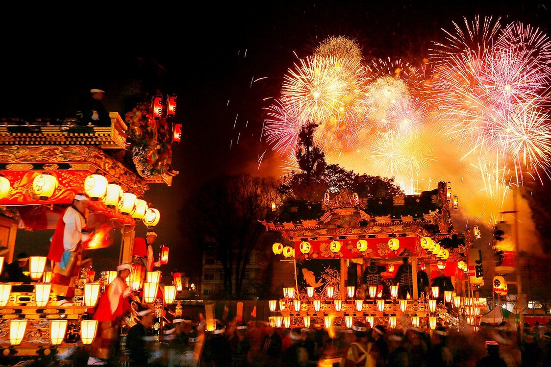 埼玉县的秩父夜祭（12月2-3日）以豪华的笠矛花车和屋台花车而闻名。秩父神社的女神和神体山的男神只在这一晚幽会。联合国教科文组织非物质文化遗产“山、矛、屋台花车仪式”之一