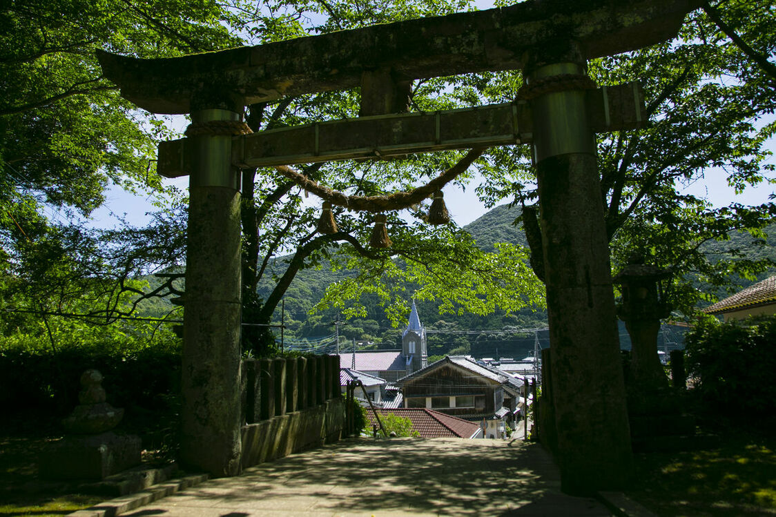 Le portique torii du sanctuaire Sakitsu Suwa, qui surplombe le hameau.
