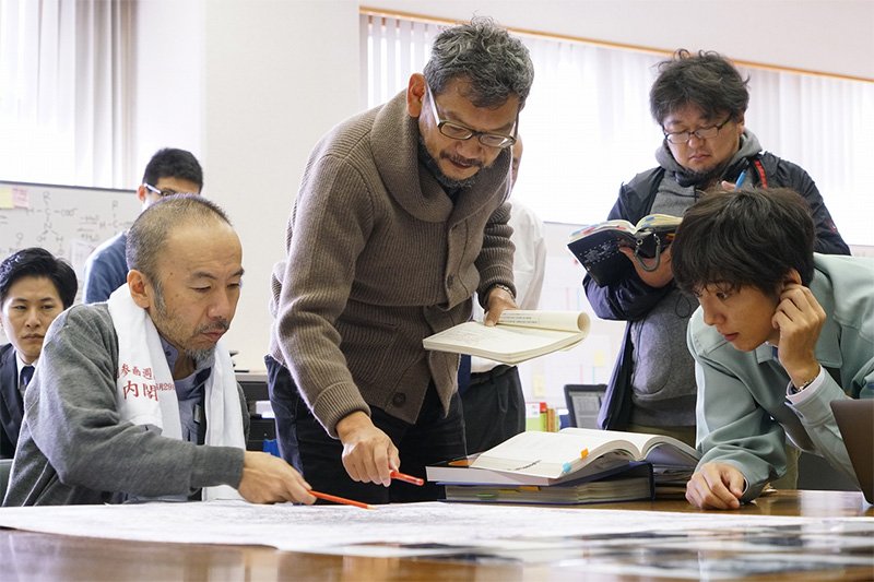 Anno Hideaki (au centre) et Higuchi Shinji (à sa gauche) donnent leurs consignes aux acteurs qui jouent les membres de la cellule de crise chargée de régler la question Godzilla : Tsukamoto Shinya (à gauche) et Takahashi Kazuo (à droite). (© 2016 TOHO CO., LTD.)