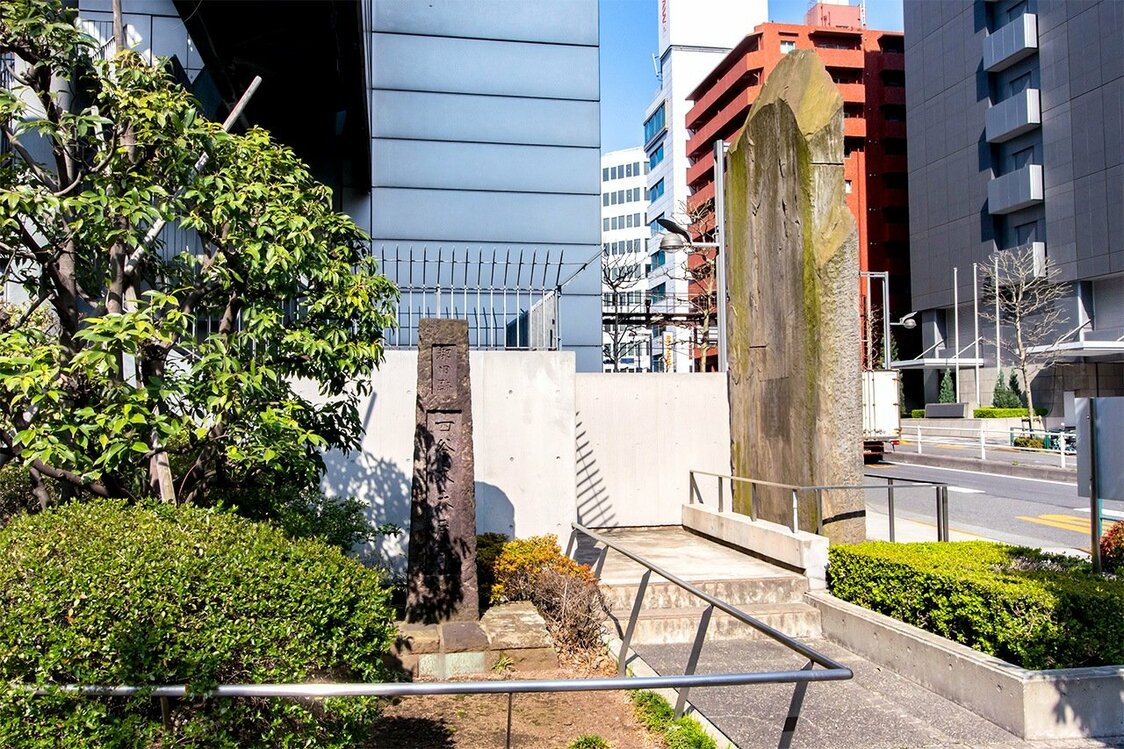 El monolito de Yotsuya Ōkido en el cruce de Yotsuya 4-chōme. (Pixta)