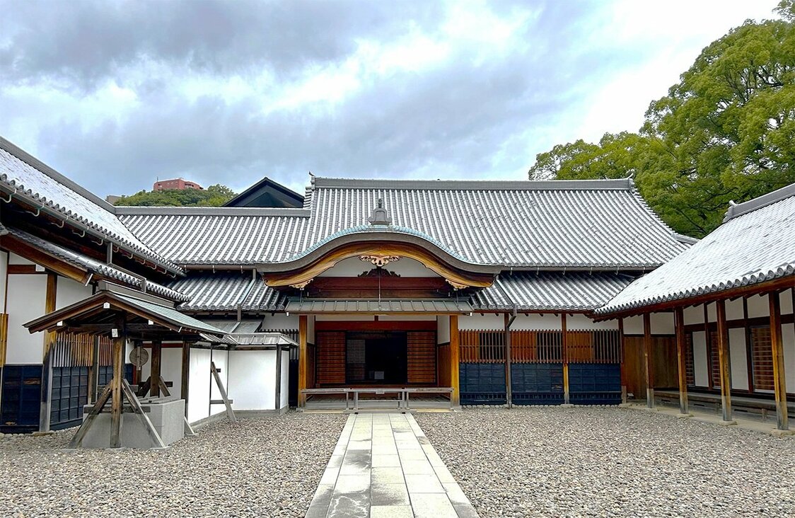 Le bureau du magistrat de Nagasaki à Tateyama, restauré et exposé au musée d’histoire et de culture de Nagasaki. C’est dans ce lieu que ceux soupçonnés d’être chrétiens étaient soumis au « test » de fouler de leurs pieds une image chrétienne (fumi-e) ainsi que la torture de la pendaison dans la fosse.