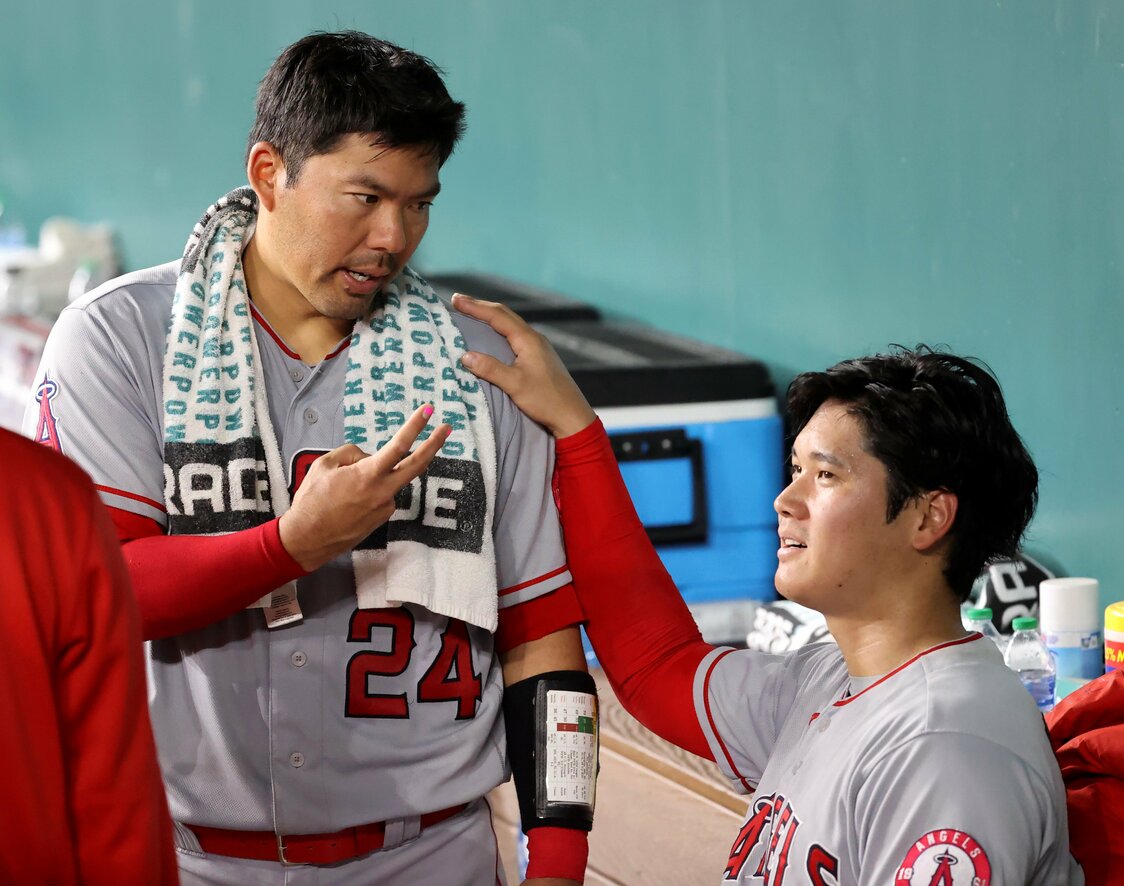 ベンチでカート・スズキ（左）と談笑する大谷。スズキは祖父が名古屋市出身という日系3世。37歳のベテランで、大谷との息もぴったりだ　写真：USA TODAY Sports/ロイター/アフロ