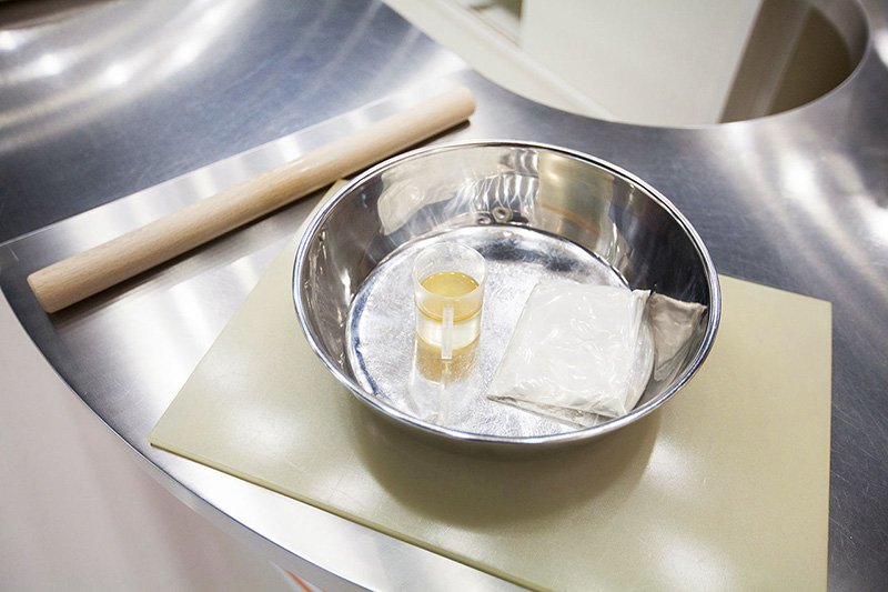 Se elabora con solo unos pocos ingredientes: harina, agua alcalina rica en minerales conocida como kansui y algunos condimentos sencillos.