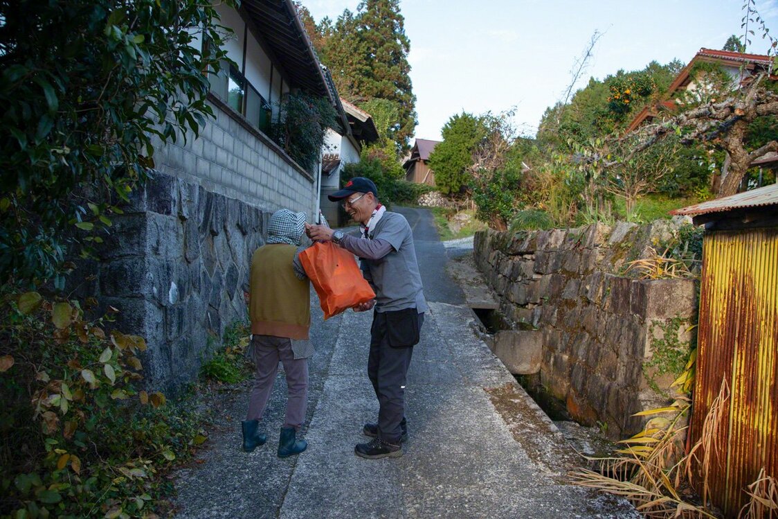 買い物客の荷物を玄関まで運ぶことも