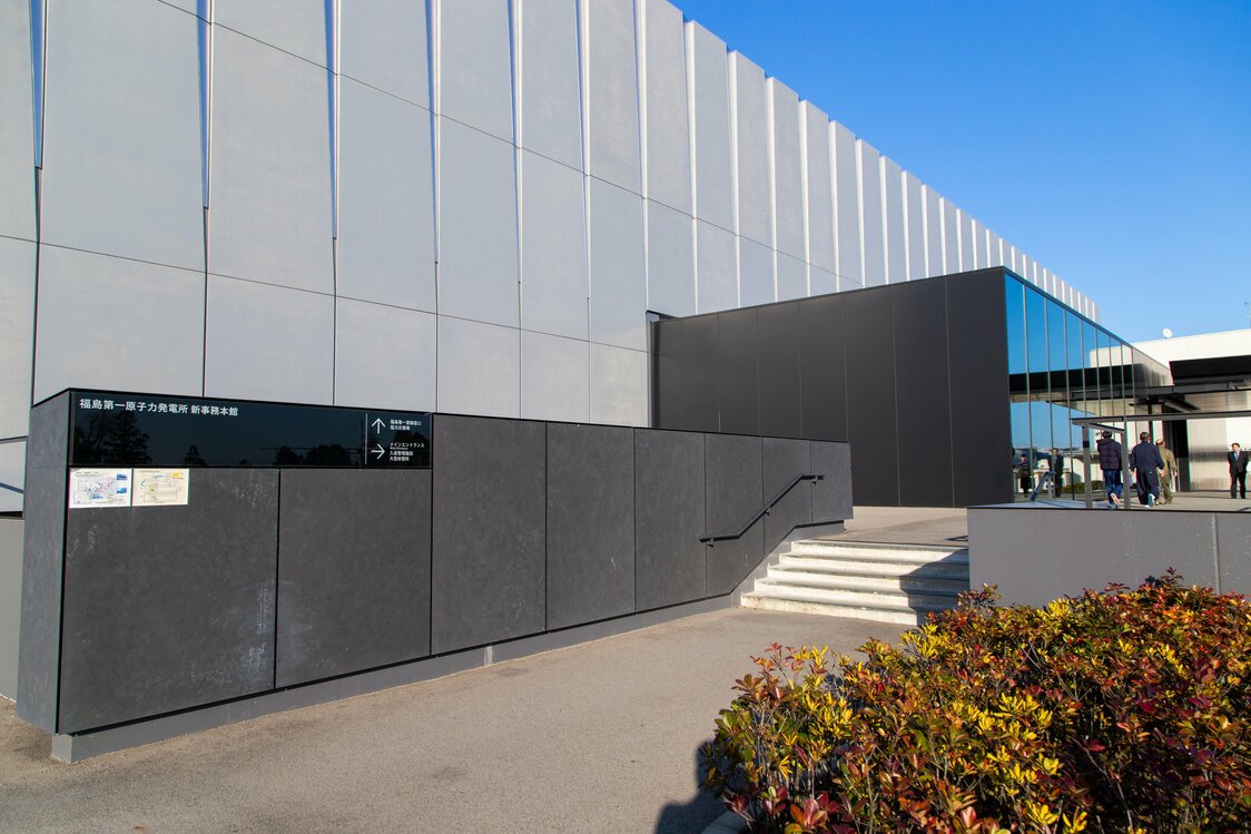 福島第1原発の新事務本館。1階のホールは天窓から光が入る設計で、明るく、ゆったりした雰囲気だった