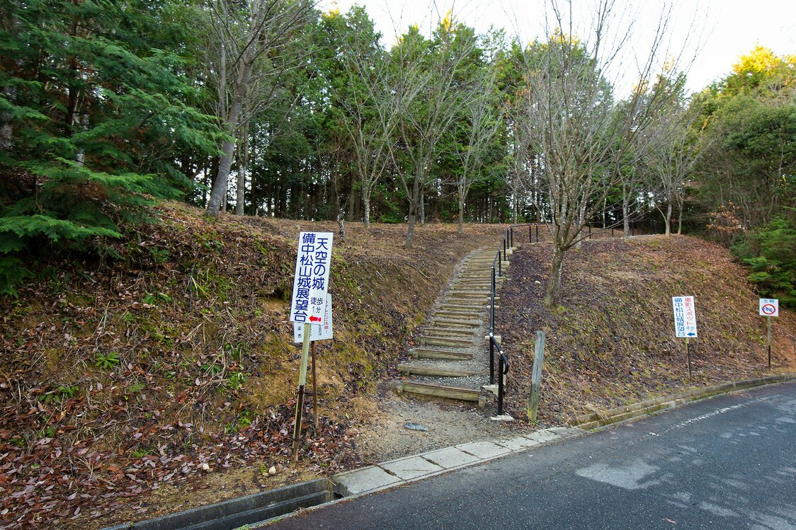 市道楢井松山城線にある雲海展望台入り口。向かいの駐車スペースには仮設トイレがある