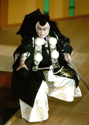 Matsumoto Kôshirô IX dans le rôle de Benkei de Kanjinchô, en avril 2013, au nouveau Kabukiza de Tokyo. L’acteur est en train de quitter la scène en empruntant la passerelle (hanamichi) qui traverse la salle de spectacle. (Photographie : Watanabe Fumio)