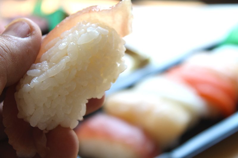 Al cogerlo con la mano, se puede observar que el arroz apenas tiene huecos en su base. Ésta es la forma que ha de tener un buen nigirizushi, algo que influye favorablemente en su textura.