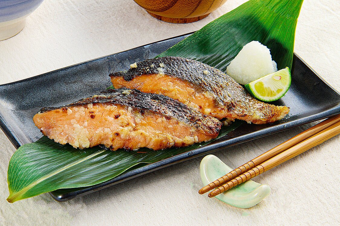 魚を味噌に漬けて焼くだけなのに複雑な味わいがある