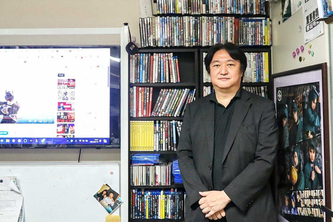 يقوم البروفيسور كونو تسوتومو بتدريس كل شيء بدءًا من تقنيات تصوير توكوساتسو وحتى التوزيع (© Nippon.com)