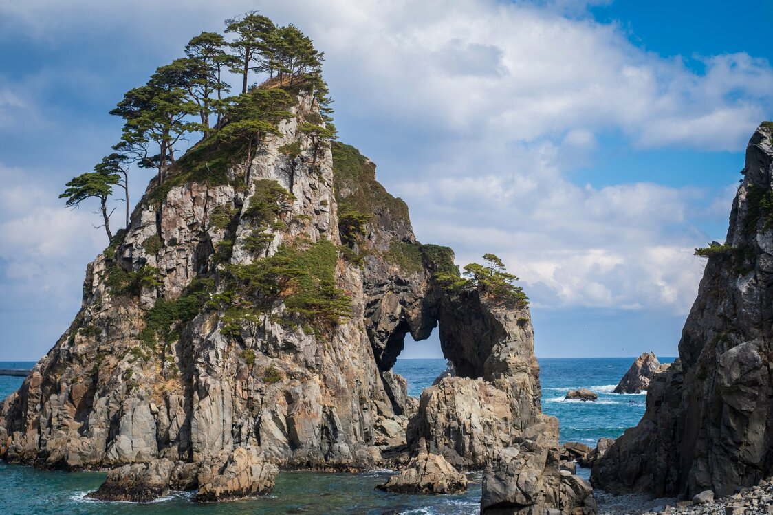 釣鐘洞（写真）や兜岩など奇岩や岩礁の連なる久慈の小袖海岸　写真：PIXTA