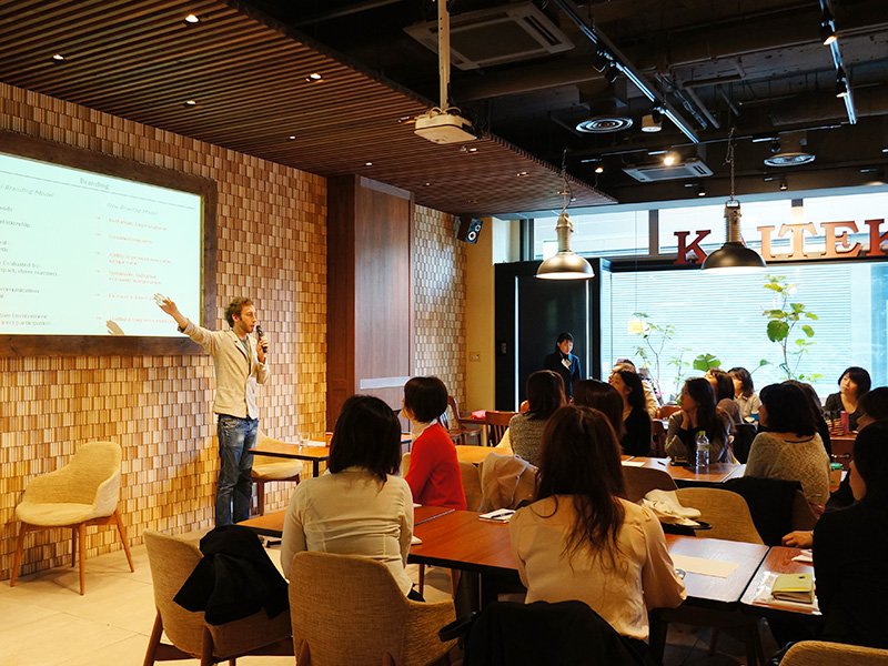 Potts realiza una presentación en el KAITEKI CAFE situado en el distrito Marunouchi de Tokio. Esta cafetería forma parte del “campus” de Asa Daigaku.