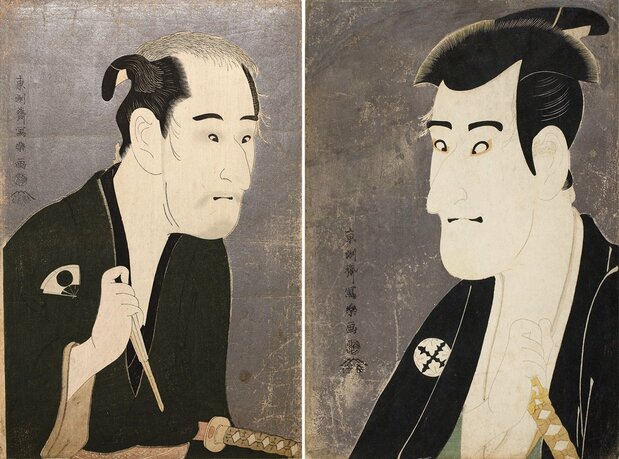 À gauche, « Onoe Matsusuke dans le rôle de Matsushita Mikinoshin » (Shodai Onoe Matsusuke no Matsushita Mikinoshin) (Avec l’aimable autorisation du Musée national de Tokyo/Colbase) et « Ichikawa Komazô dans le rôle de Shiga Daishichi » (Sandaime Ichikawa Komazô no Shiga Daishichi) (Avec l’aimable autorisation de l’Art Institute of Chicago). Dans la pièce, Daishichi est le méchant, il tue le pauvre Mikinoshin, vieillard malade et sans le sou.