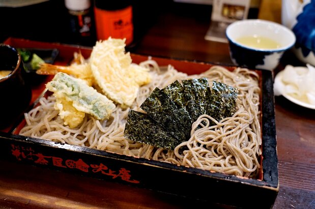 在鹿儿岛市内的“吹上庵”荞麦面店，把煮好的荞麦面放进冷水中冷却时，会在冷水中加入黑酒，据说这样可以保持荞麦面的风味（图片：浮田泰幸）