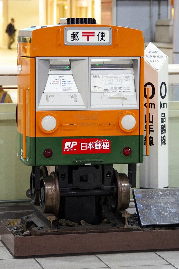 Le « point kilométrique zéro » de la gare de Shinagawa indique que celle-ci constitue le « point de départ » de la ligne Yamanote. (Pixta)