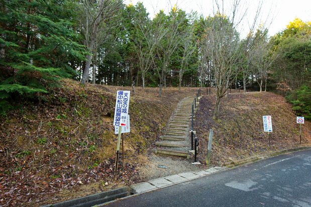 市道楢井松山城線にある雲海展望台入り口。向かいの駐車スペースには仮設トイレがある