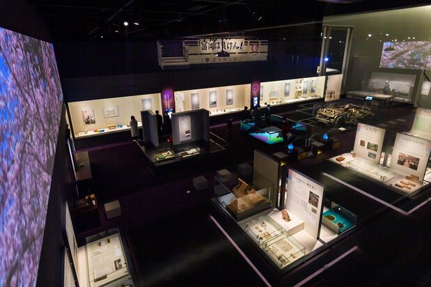 2階からは常設展示室全体を見下ろせる。「富岡は負けん!」の横断幕は、震災後に町民の一人が作成し、国道6号の歩道橋に掲げたもの