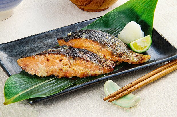 魚を味噌に漬けて焼くだけなのに複雑な味わいがある