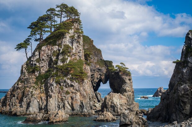 釣鐘洞（写真）など奇岩や岩礁の連なる小袖海岸　写真：PIXTA