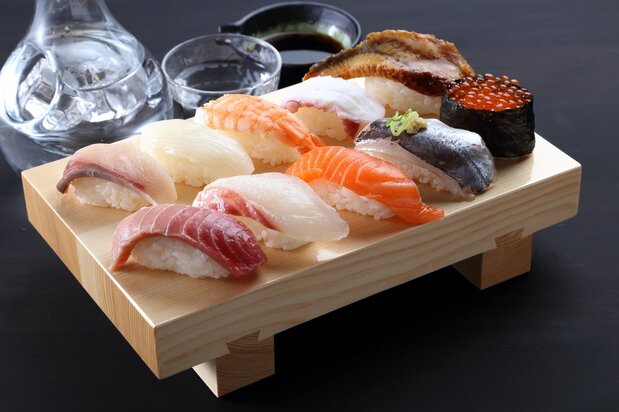 Sushi servido en geta.