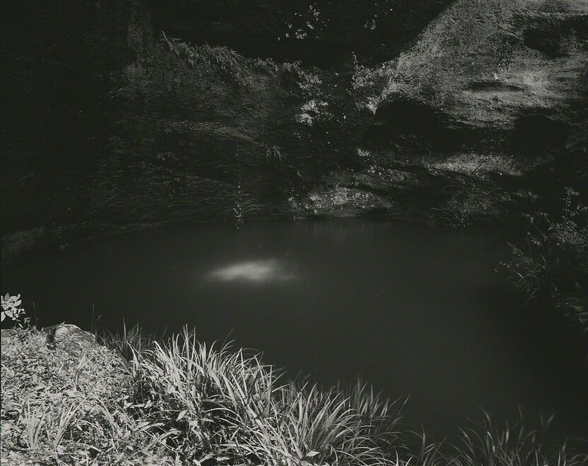 La cascade égrène son eau.