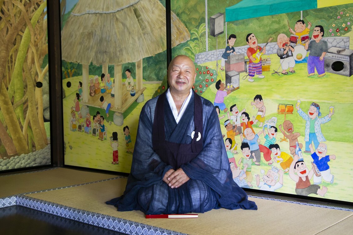 北見さんの襖絵には、カラオケを熱唱する山田住職が描かれている