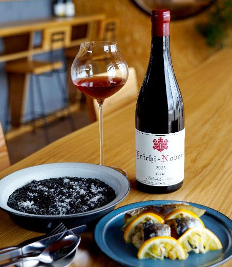 Kihen est sans doute le seul restaurant au monde à servir au verre O-Lie, un vin rare du Domaine Takahiko. Le nom est un jeu de mot sur la lie de vin. (© Ukita Yasuyuki)