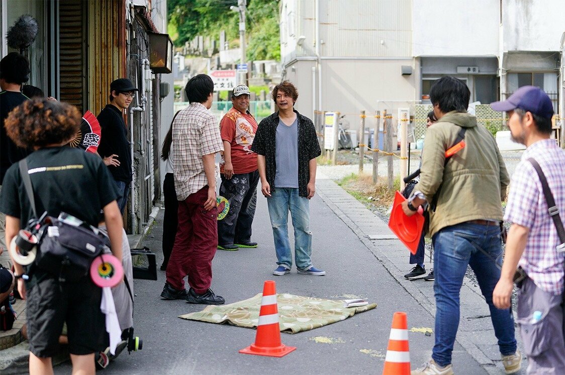 ロケ中にスタッフと歓談する香取慎吾　©2018「凪待ち」FILM PARTNERS