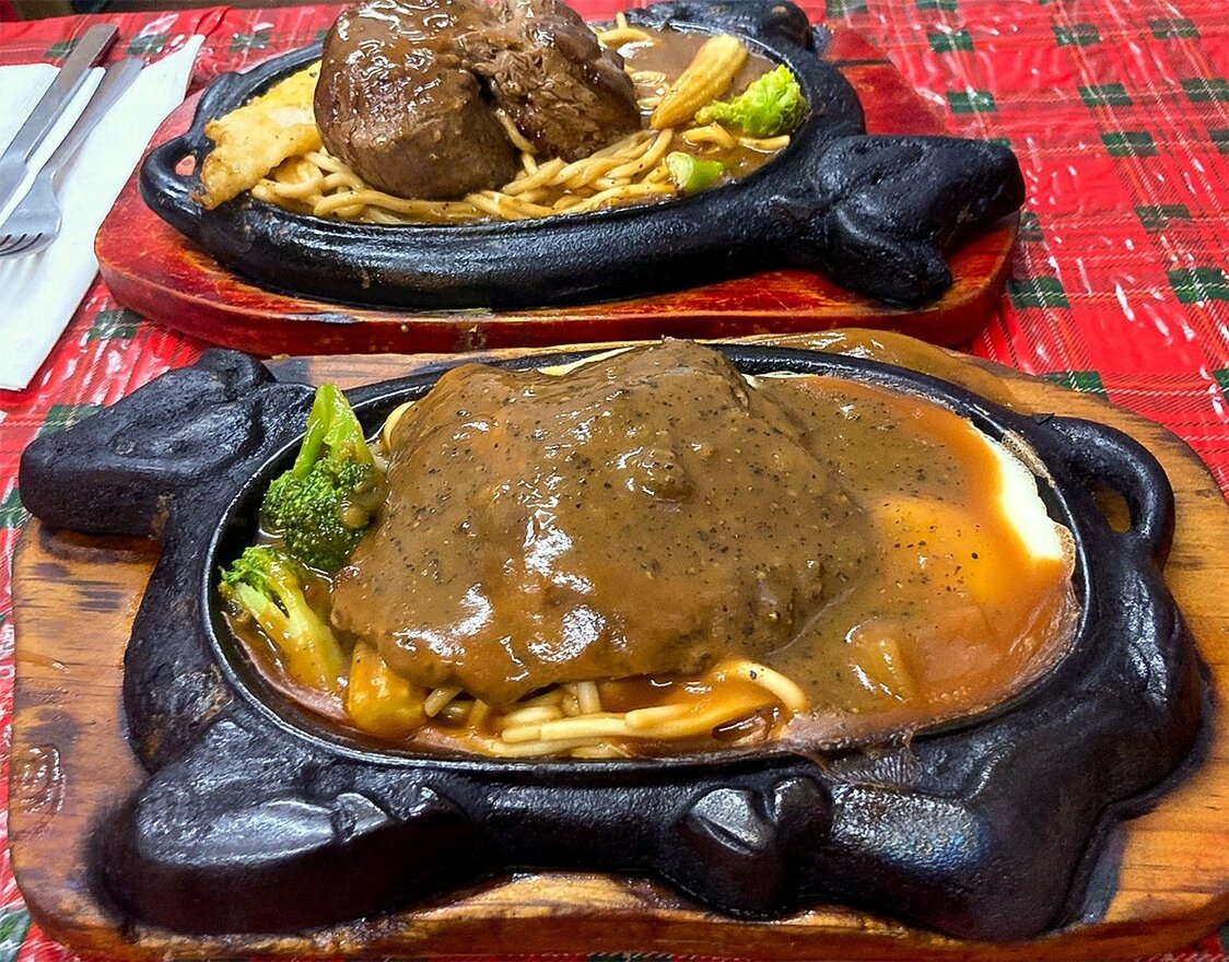 年季の入った牛型鉄板、麺と玉子が特徴的（筆者撮影）