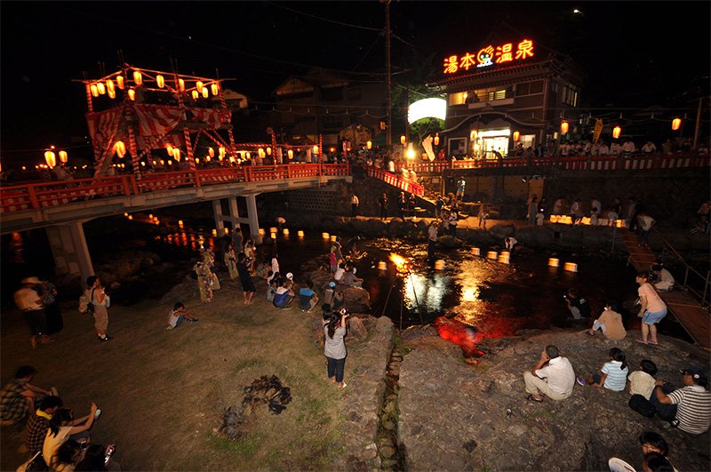 Festival de baile de bon en Yumoto Onsen (imagen cortesía de Sugiyama Kazuo).