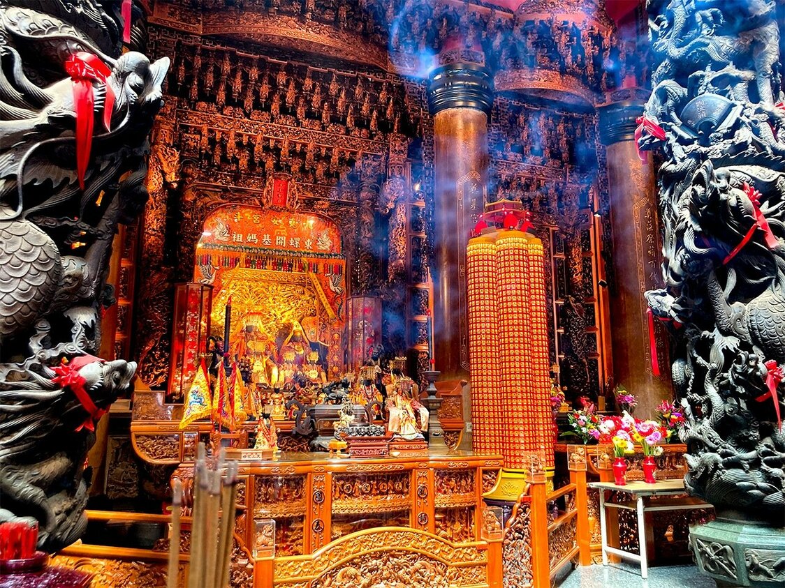 奠安宮。主神である媽祖のほか観音菩薩、鄭成功、月下老人などが祀られている