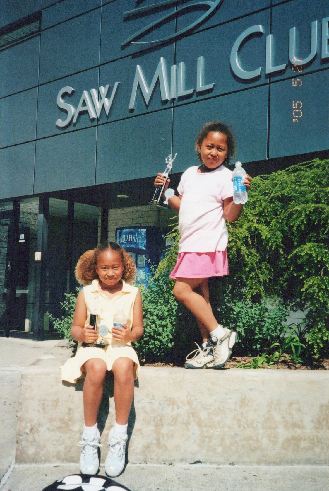 Naomi (derecha) y Mari (izquierda), sujetando sendos trofeos tras sus victorias en el Campeonato Regional Junior. (Imagen cortesía de Ōsaka Tamaki)