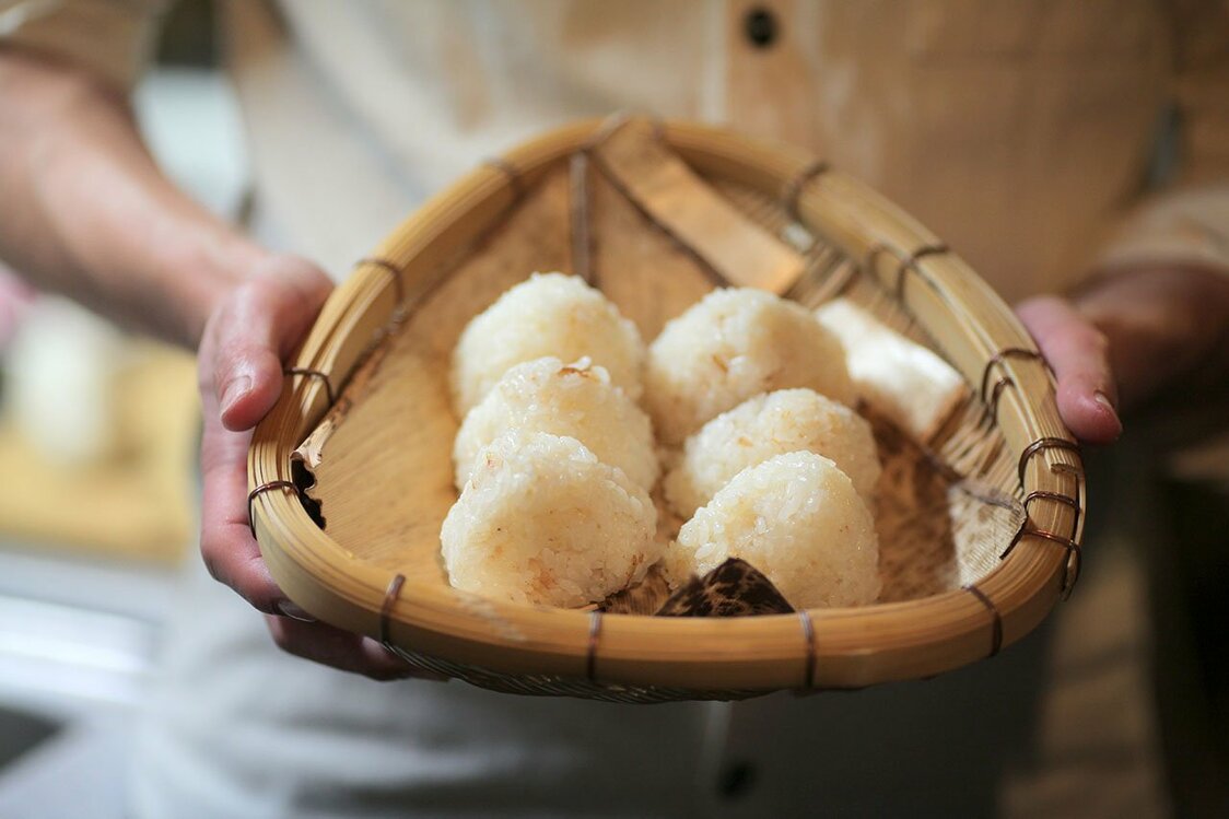 おくどさんで炊いたごはんで結ぶおむすびは、最高のごちそう（© 他郷阿部家）