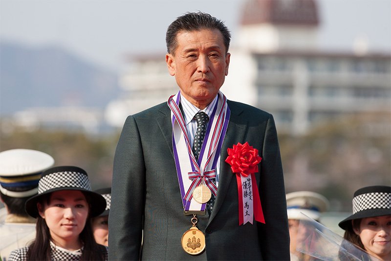 2012年、生産馬の桜花賞（G1）優勝時の表彰式で(阪神競馬場)