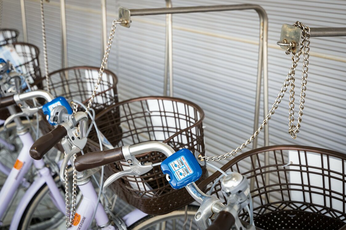 Bicycles are offered for a returnable ¥100 deposit.