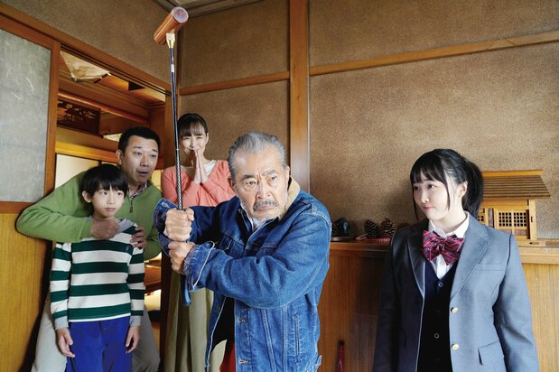 亡き友の孫でコーチ役を買って出た七海(本田望結、右端)から祖父愛用のスティックを渡され、闘志を燃やす桃次郎。息子一家も仰天 ©2023「それいけ!ゲートボールさくら組」製作委員会