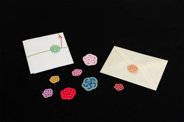 水引绳根数不同,成品梅花结的尺寸也不同。小的3根,大的5根。根数增加,难度也随之增加