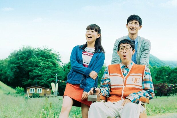 Konna yofuke ni banana kayo (A Banana? At This Time of Night?), starring, from left, Takahata Mitsuki, Ōizumi Yō, and Miura Haruma, was released in Japan on December 28, 2018. (© 2018 A Banana? At This Time of Night? Film Partners)