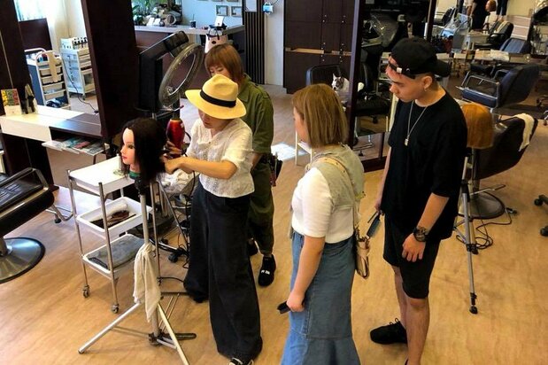 RED CHESSの店内研修で現地の美容師を指導する鵜林理恵さん
