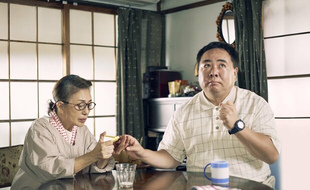 母に爪を切ってもらう不安顔の忠さん ©2021「梅切らぬバカ」フィルムプロジェクト